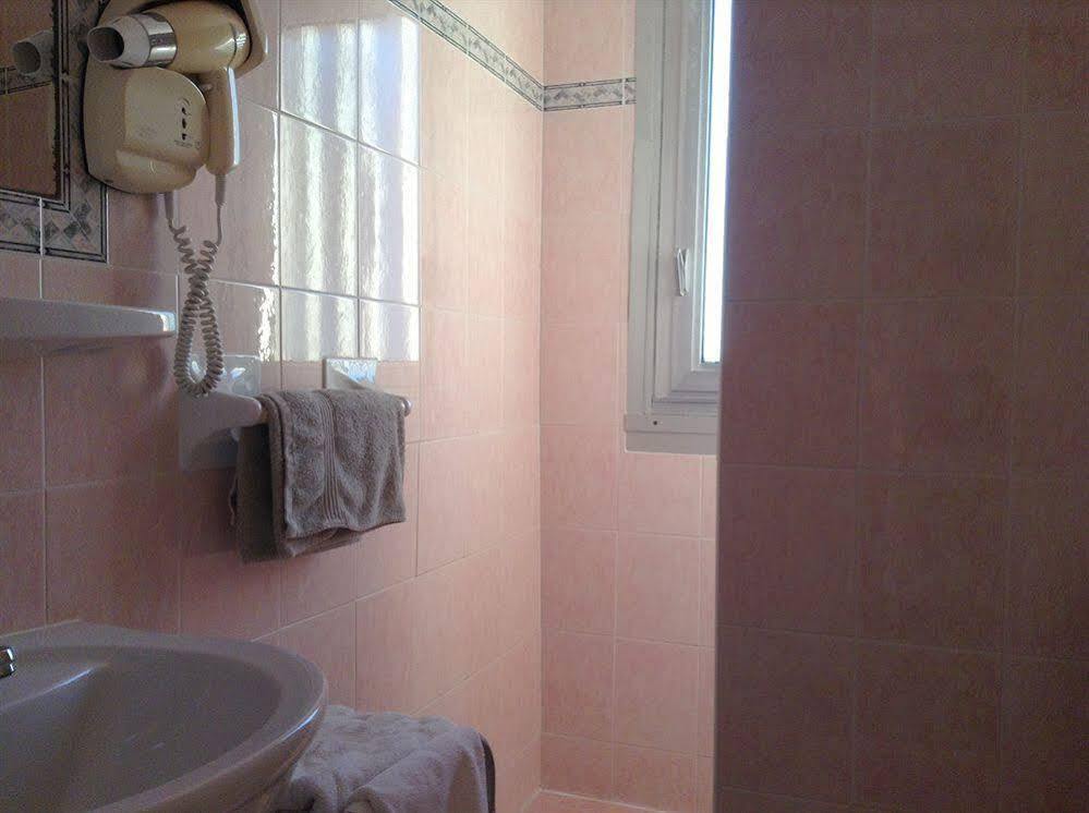 Hotel La Caravelle Fréjus Esterno foto